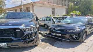 Kontrolden çıkan araç park halindeki 4 araca çarptı