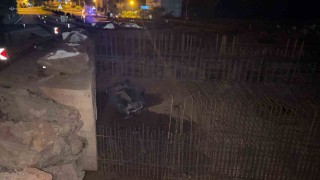 Kontrolden çıkan otomobil, 5 metre yükseklikten alt geçit inşaatının temeline uçtu: 2 yaralı