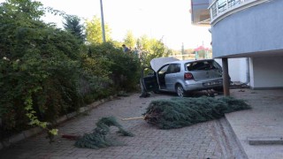 Kontrolden çıkan otomobil apartmanın bahçesine düştü: 1 yaralı