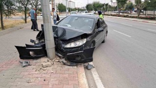 Kontrolden çıkan otomobil aydınlatma direğine çarptı
