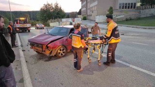 Kontrolden çıkan otomobil aydınlatma direğine çarptı, sürücü yaralandı