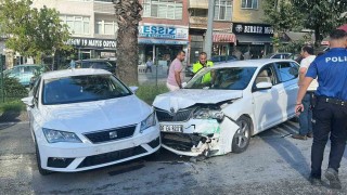 Kontrolden çıkan otomobil karşı şeritte başka bir araçla çarpıştı: 2 yaralı