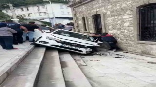 Kontrolden çıkan otomobil, müzenin önündeki merdivenlerden aşağı düştü