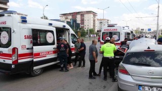 Kontrolden çıkan otomobil trambüs direğine çarptı: 2'si çocuk 4 yaralı