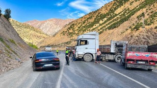 Kontrolden çıkan tır bariyerlere çarptı