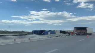 Kontrolden çıkan tır devrildi, yükü yola saçıldı