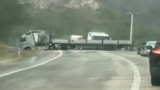 Kontrolden çıkan tır kara yolunu trafiğe kapattı
