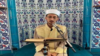 Konuşurken kekeleyen vekil imam hatip, Kuran-ı Kerimi ve duaları takılmadan okuyor