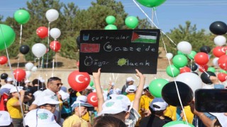 Konyada Gazzeli çocuklar için balon ve uçurtmalar gökyüzüne bırakıldı