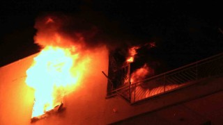 Korku dolu gözlerle izlediler: Daire alev alev yandı, mahalleli sokağa döküldü