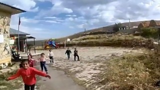 Koşarak geldiler, sımsıkı sarıldılar: Jandarmaya sevgi çemberi