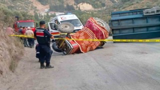 Köşkte seyyar pide fırını taşıyan traktör devrildi: 1 ölü, 1 yaralı