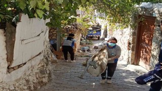 Kötü kokuların yayıldığı çöp evden 5 ton çöp çıkarıldı