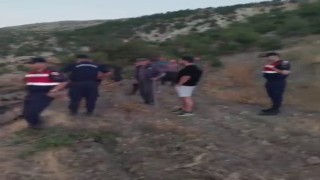 Kovalarla su taşıyan köylüler yangını söndürdü