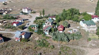 Köye yerleşen kamu emeklisi, köyde kafeye çevirdiği iki katlı evinde vatandaşlara hizmet veriyor
