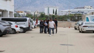 Kozan'da "silahla yaralama ve tehdit" suçlarından 2 şüpheli tutuklandı