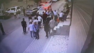Küçükçekmecede biri çocuk iki kişinin silahla yaralandığı anların güvenlik kamerası görüntüleri ortaya çıktı