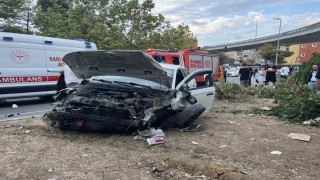 Küçükçekmecede bisikletliye çarpmamak için manevra yapan araç bariyerlere çarptı: 4 yaralı