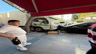 Küçükçekmecede sürücüsüz kamyonet yokuş aşağı kayıp araçlara çarptı: O anlar kamerada