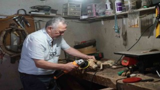 Kurumuş ağaç dalları ve kökleri ellerinde yeniden hayat buluyor