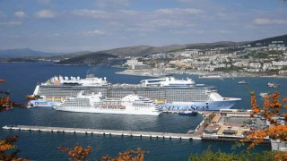 Kuşadası'na 2 kruvaziyerle 4 bin 694 turist geldi