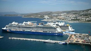 Kuşadasına 2 kruvaziyerle 7 bin 818 turist geldi
