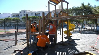 Kuşadası'nda çocukların oyun alanları yenileniyor