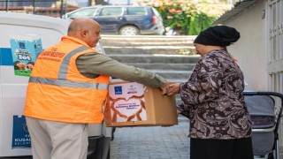 Kuşadası'nda ihtiyaç sahiplerine 2 bin 831 gıda kolisi ulaştırıldı