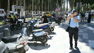 Kuşadasında kaldırımlar boşaltıldı, kurallara uymayanlara ceza