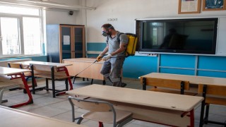 Kuşadasında okullar yeni eğitim yılı öncesi ilaçlandı
