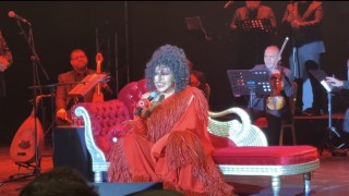 Kuşadasında yuhalanmıştı, olaylı konserin ardından Bursada sahne aldı