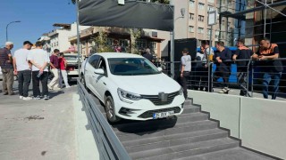 Kütahyada ilginç kaza: Otomobil marketin merdivenlerinde asılı kaldı