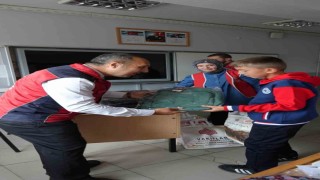 Kütahya'da köy okulundaki öğrencilere kırtasiye desteği