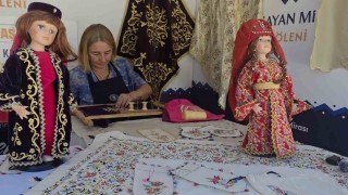 Kütahyanın geleneksel kadın kıyafetleri sandıklardan çıkarılarak geleceğe taşınıyor