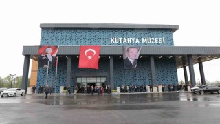 Kütahya'nın tarihi mirası Bakan Ersoy tarafından açılan yeni müzede ziyaretçilerle buluştu