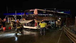 Kuzey Marmara Otoyolunda bariyerlere çarpan otobüs alev alev yandı