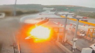 Kuzey Marmara Otoyolunda bariyerlere çarpan yolcu otobüsünün yanma anı kamerada