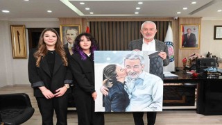 Lise öğrencisi Gözde'den Başkan Başdeğirmen'i duygulandıran tablo