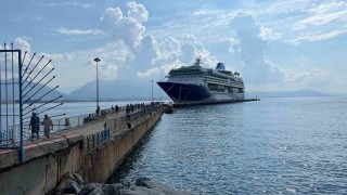 Lüks kruvaziyer bin 765 turist ile Alanya iskelesine demir attı