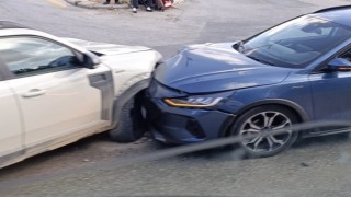 Maddi hasarlı kaza anı araç içi kamerasına yansıdı