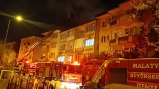 Malatya'da 4 katlı binanın çatısında yangın