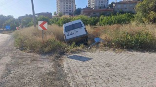 Malatyada kontrolden çıkan minibüs şarampole devrildi: 2 yaralı
