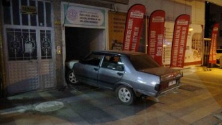 Malatya'da kontrolden çıkan otomobil dershaneye girdi