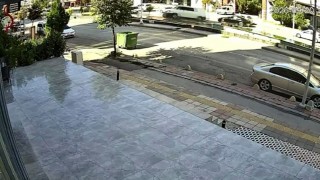 Malatya'da minibüsün karşı şeride geçtiği kazada motokurye saniyelerle kurtuldu