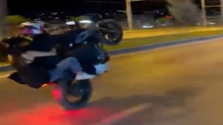 Malatya'da motosikletle tehlikeli yolculuk kamerada