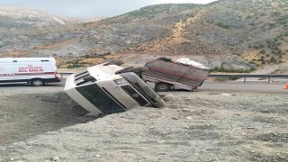 Malatya'da tarım işçilerini taşıyan minibüs devrildi