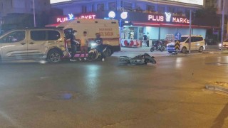 Manavgatta hafif ticari araç ile çarpışan motosikletli yaralandı