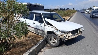 Manavgatta kaza yapan araç refüjde asılı kaldı