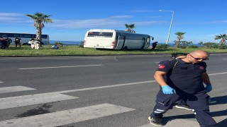 Manavgat'ta tur otobüsü minibüsle çarpıştı: 3 yaralı
