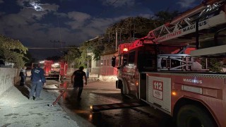 Mangaldan çıkan yangın evin çatısını küle çevirdi